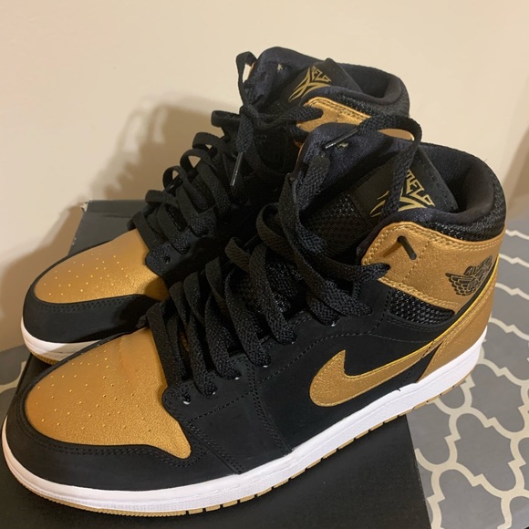 Jordan Other - Nike Air Jordan 1 Retro Hi Blk/ Metallic Gold